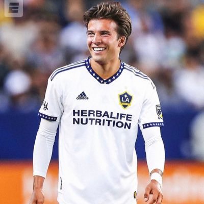 Jugador del @lagalaxy https://t.co/NLJOw5wbZf For business inquiries info@riquipuig.com