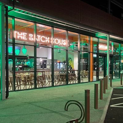 The Batch House is an artisan food hall located in Chesterfield. Food & drink offerings from nine independent operators. Industrial, informal dining.