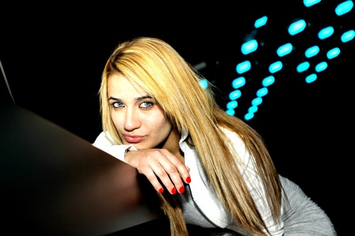 SÓ SIGO FAMOSOS (y) MEU TWITTER OFICIAL @MIAKIRSHNEER SIGODEVOLTALÁ, OS ÚLTIMOS TWEETS DOS FAMOSOS , RT E ETC; AQUI FICAM LIGADOS EM TUDO