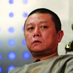 1958年生,中华人民共和国作家、编剧,北京人,以“痞子文学”成名于20世纪90年代初,前期作品集结为4卷本《王朔文集》(1992年),后期作品有《看上去很美》(1999年)《无知者无畏》(2000年)《我的千岁寒》(2007年)《和我们的女儿谈话》(2008年)等,新作品为4卷本长篇虚构《起初》系列(2022年)。