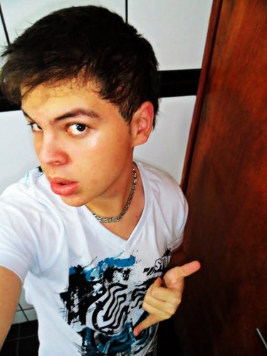 Quem Sou Eu?Aquele Que Esta Acima de Você e Abaixo de Deus Sou Realista,Pois Ngm Inveja o Feiio,Nem Odeiia o Fraco Eu Faço As Regras i Você Joga o Meu Jogo...