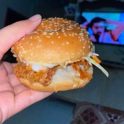 burgergirly's profile picture. No DM plz ✌ Stay Happy always