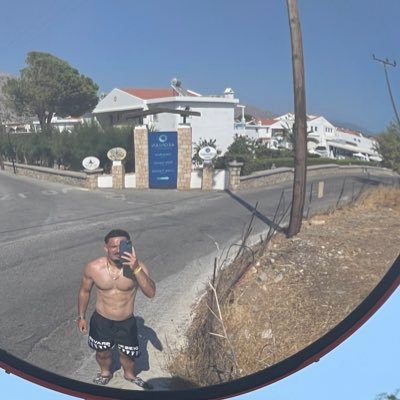 Insta: owenrichardson103 ♓️ You can catch alot of flies with honey 🤷♂️ but you catch more honeys being fly 💸