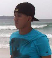 Só porque eu vou pra noite, chego em casa com o sol, sou presença no pagode, não largo minha princesa nem meu futebol...♪