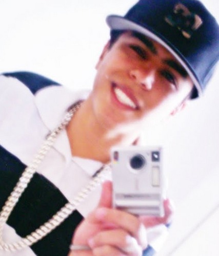 Coleciono parceiros na caminhada..
Inimigos não coleciono, não me relaciono, não me emociono,
por eles não sinto nada♪