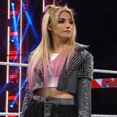 @AlexaBliss_WWE Commentary. ✘ her aura forever scorned by darkness and mysterious burdens