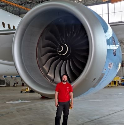 DeividBrave's profile picture. Enamorado del DEPORTE. Pasión por el FÚTBOL ⚽  #RCDE💙🤍  ✈️🔧