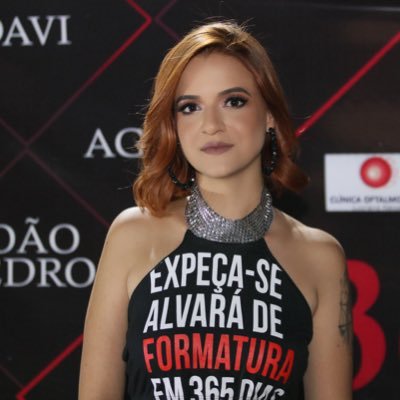 em_bluna's profile picture. Cês tem que parar de achar que eu to nem ai, e começar a ter certeza.