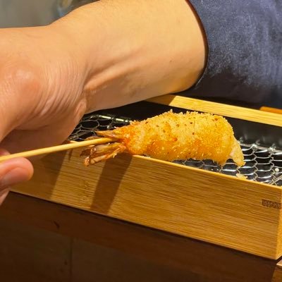 《ご当地串揚げ》特製ネリヤをネタに合わせたこだわり衣で、特製あげ油は様々な串揚げを活かす。専門店ならではの拘り！天使の海老、アスパラガス肉巻きなどの定番はもとより、スキヤキ⁉︎テリヤキ⁉︎などの変わり種を30種以上のバリエーションでご用意しております。ご満足ゆくまでご堪能ください