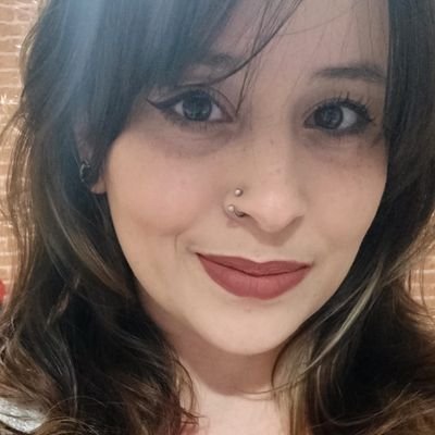 Jovem idosa, bruxa, fã de livros, séries e bandas de jovens sem perspectiva de vida (emo kpopeira)