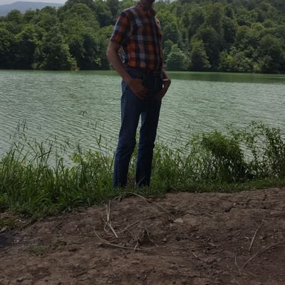 KavireBienteha's profile picture. در خانواده مذهبی به دنیا آمد و از این حرف ها