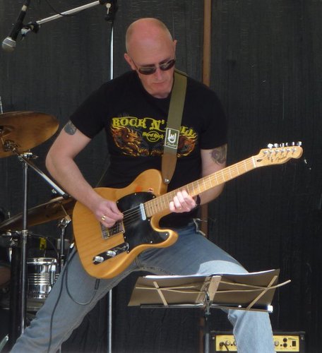 A guitar, a band, a beer and a Cuban cigar - happiness!