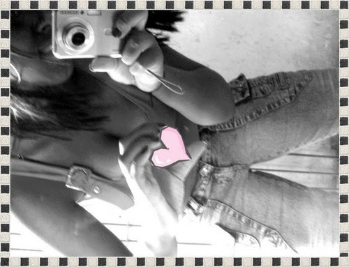 Sou mega fã de Whitney Huston, amo comer doritos kk'#vicio# , não passo um dia sem ver Glee kk'  Torcedora roxa do Fluminense 3  chata&ciumenta, acabo '-' kkkk