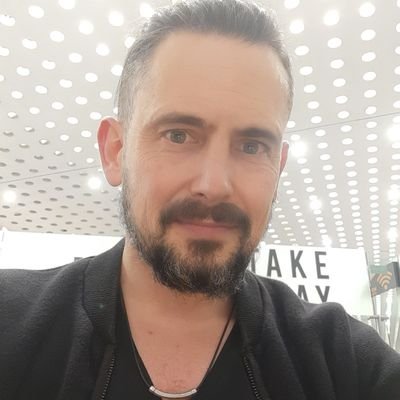 Racinguista. Messiánico-Ginobilista. Bartender de entrecasa. Crossfitero novato retirado. Primero Dios, segundo Francia. Politólogo aficionado.