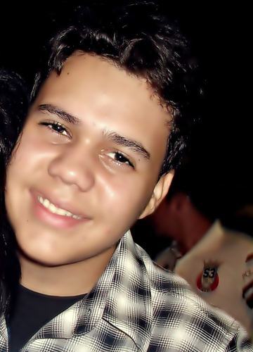 17 anos,Flamenguista, chocolátra, adoro dançar, amo cantar, curto baladas, meu hobby é comer e beijar muito na boca, taurino, sonho em ser ator ou professor