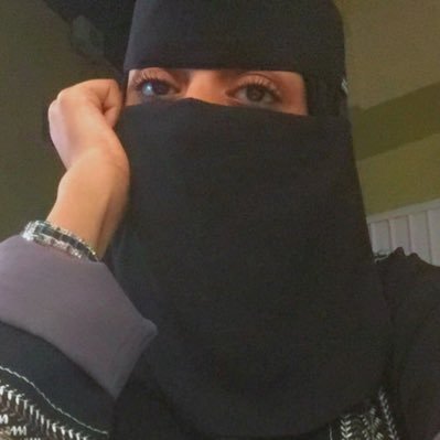 وَإنّي أُنْثَى تُشّبِه اليَاسَمِيْنْ ، تَبْقى بَيْضَاءْ مَهْما خَانَتْهَا الظّرُوف..🦋🤍