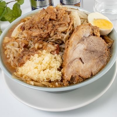 ラーメン富士丸神奈川初出店。平塚駅西口から徒歩10分。2023年3月迄月曜定休日2024年4月より日曜定休日、 営業時間【昼】11時半～15:00(LO14:45)【夜】17時半～21時15分(LO21:00)。木曜昼のみ営業。DMは求人の応募、撮影の依頼のみ。現在スタッフ募集中です。