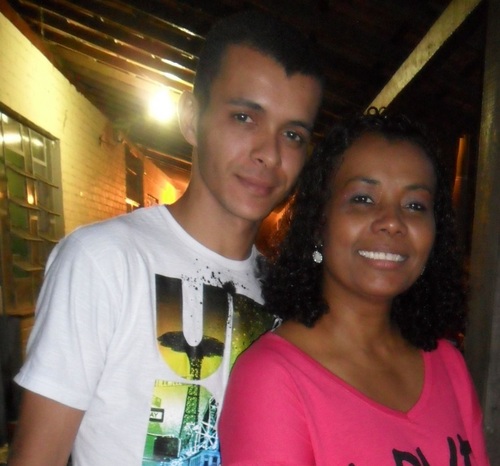 um rapaz tranquilo preocupado com o bem estar de si mesmo e das pessoas a sua volta..