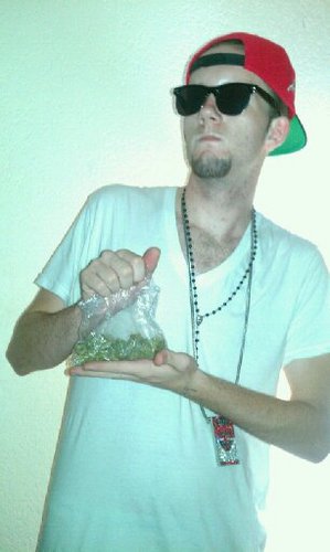 I skate, produce beats and I'm a recording artist. my name is Devin #TeamFollowback #TeamMothership I smoke weed and hate tomatoes #FreeDeezy