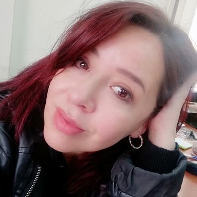 Ecuatoriana de nacimiento, comunicadora social.
Una apasionada por el periodismo, la literatura, la comunicación digital, las redes sociales y la fotografía.