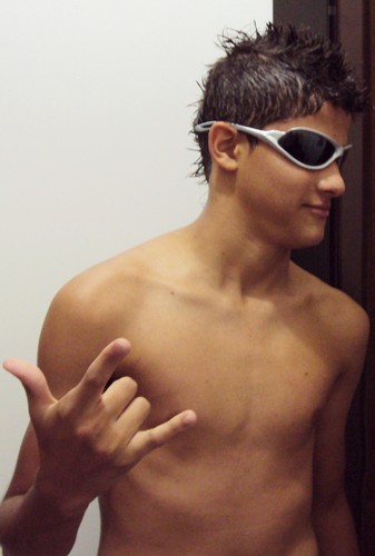 Prazer, Guilherme Maax, Mineiro, Estudante, 16 anos, Muito Preguisoso, Extra-terrestre e Feliz ''as vezes''.. Me siga! eu tenho uma bússola* ;D Sigo tds d volta