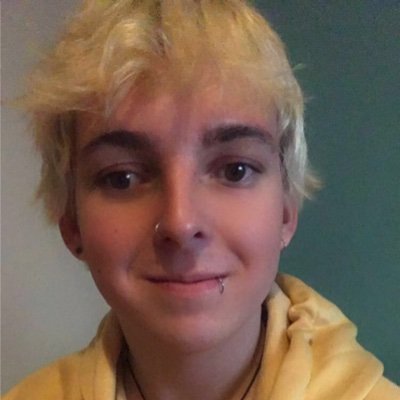Non-binary artist A simple non binarian trying to make my way through the universe.