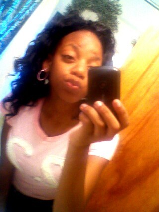 luvpinkfriday's profile picture. if i aint tweeting im sleeping or eating hmu for a follow back #TFB