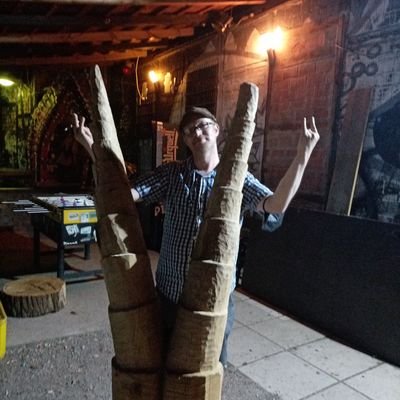 Boomer Kind zu progressiv zum Alt sein! Vermutlich Autist sozial inkompatibel Zu vielseitig um auf eine Subkultur abzugehen.Viel Pan und Poly dabei🧠🫶✊Love