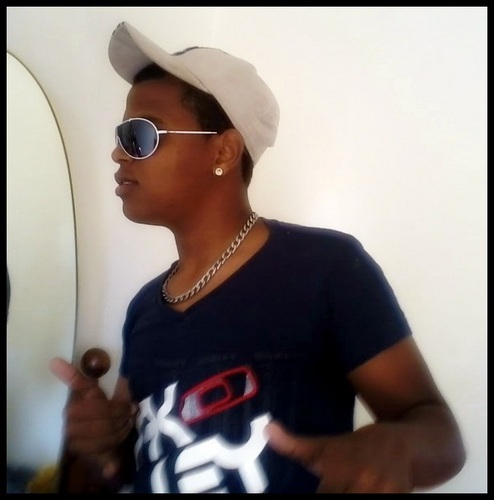 percusionista do grupo art do samba ♪