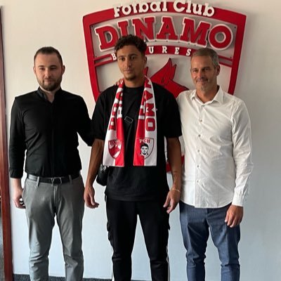 Footballeur professionnel aux Dinamo Bucarest