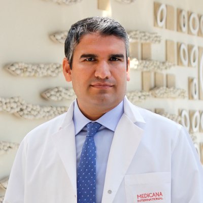 Gastroenteroloji Profesörü. Cerrahpaşa Tıp Fakültesi mezunu. Şimdi Acıbadem Taksim Hastanesi’nde