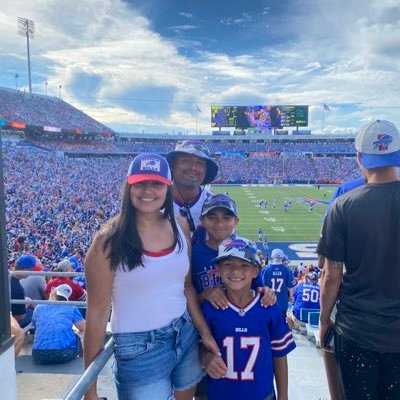Happily Married, Dad of 3, Fball wrestling and Track coach. Member of Bills mafia since 88’. Follower of Christ. Trilengual Rican American ♥️🦬💙 🇵🇷🇺🇸