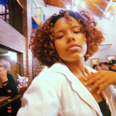 Cristã/ Futura médica/ Adoro comer/ 22 aninhos de puro estresse!