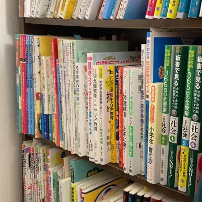 陶器は青い釉薬😻/西澤哲 村瀬嘉代子先生尊敬/祖父江さんは神です/特技 :中途覚醒 /筆記用具の収集癖 /書庫と書斎の充実//興味関心 :捨て活 /終活 /佐藤健😍平野紫耀　沼！ヨーロッパの建造物の写真 で癒され🐸 #もう5時っすよ 朝は書斎でコーヒーから #教職員垢で朝の挨拶を