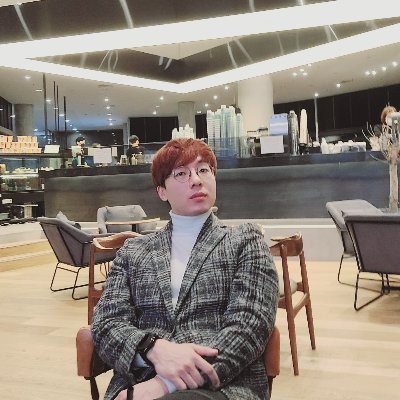 livewoong's profile picture. 안녕하세요 성우 이창민입니다 ^-^ 
트위터는 어려워..