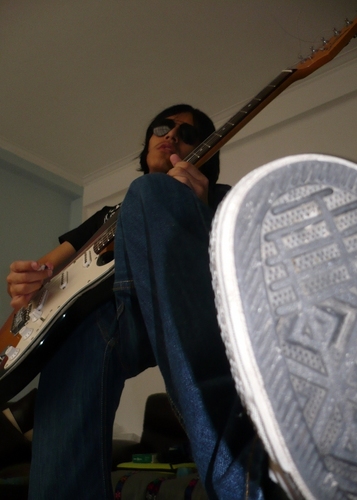 ♥Beatles♥ ♥Guns N' Roses♥ ♥NIRVANA♥ ♥MetallicA♥ ♥ACϟDC♥ 
Se ríen de mí porque soy diferente; Me río de ellos porque son todos iguales