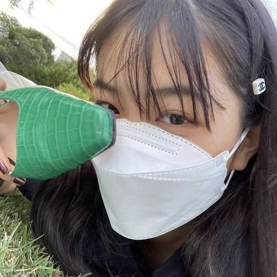 qonave's profile picture. aggressively romanticizes studying