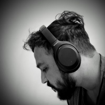 messyfeet's profile picture. A human!
