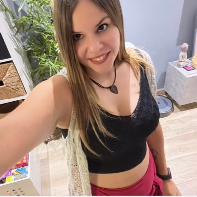 Animalista, antifascista, feminista y devoradora de libros. Oculta tras mi sonrisa