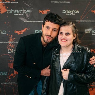Nací en 1992, amo la música, soy ciega de nacimiento, adoro cantar, y sigo mis sueños hasta el final! Fan de @sebastianyatra y de muchos artistas más! 😆