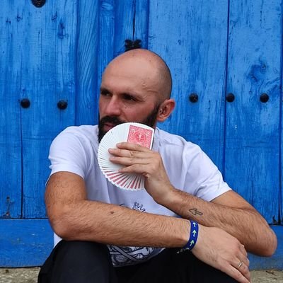 Futbolista, profe, mago, tío, hijo, hermano, amigo, compañero... Siempre llevo una baraja. Bailo salsa y bachata. Creo en la magia... ¡¡Y soy del Athletic!!
