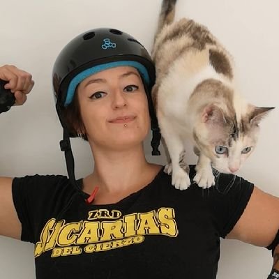 El cinismo está pasado de moda, ahora mola ser buena gente. Traduzco series y películas. Dos gatos. Leo cosas de chicas. Tejo. Señora millennial fuertecista.