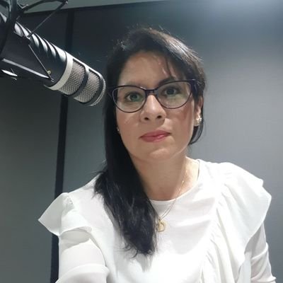 Periodista. Journalist. Conductora del programa @PrismaRU en @RadioUNAM de 13 a 15 hrs. Lunes a viernes 96.1 FM. Profesora universitaria. University Professor.