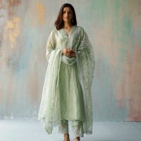 Simran Bhat(@SimranBhar) 's Twitter Profile Photo