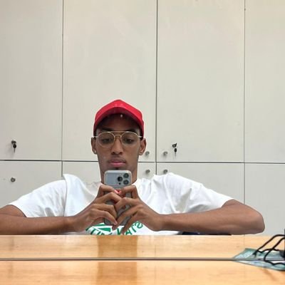 mauroricardo03's profile picture. just a spacial person in a normal world🎴