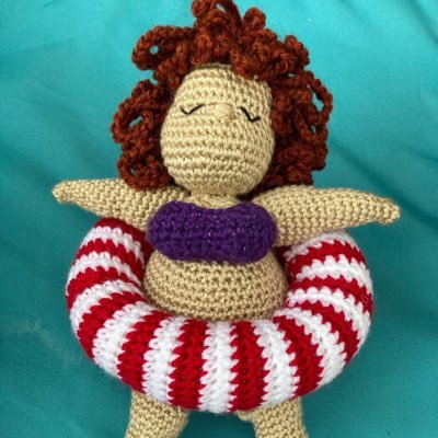 BSO-juf, saxofoon verslaafd, gek op boeken, goeie muziek, fröbelen, en kamperen..heeft een hekel aan bullshit, onrecht, dictators, narcisten en aanstellers