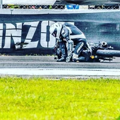 eldosdieciocho's profile picture. Piloto de MotoVelocidad ProRacing #218🏍🎬
《《 R O Y A L♚T E A M 》》
🗼Loco por la Arquitectura🎨.
Creo en los extraterrestres👽, algún día me topare con uno!👌