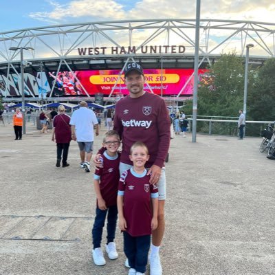 Manager @SaffronWaldenFC 🔴⚫️ Hammer #Irons ⚒ Married @LadyLeysy #Dontchange 💍 Proud dad to my boys Ronnie & Frankie #Fighter #Loyalty 💙💙 @RunRonnieRun1 💚