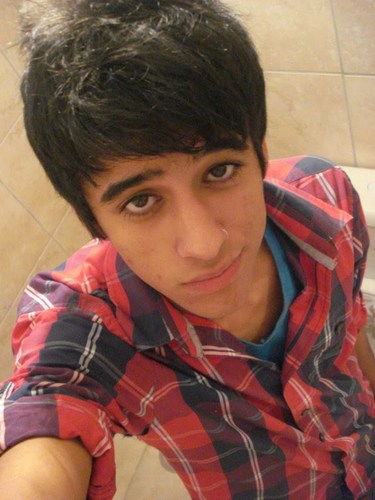 16, fã de screamo, hard core e etc, tenho algo inexplicado por filmes comfinal romantico =D