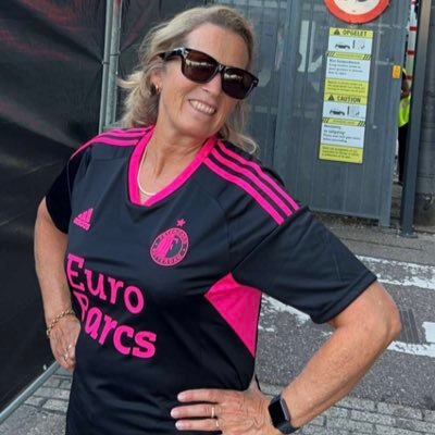 NicoletteVD's profile picture. Docent Z&W,VMBO,getrouwd,2 zonen,2 schoondochters. Feyenoord-fan,houd van t Gardameer, twee katten:Tiran&Misu.Hobby’s:wandelen,fietsen,voetbal kijken,🍷🥗☕️🍹🥝